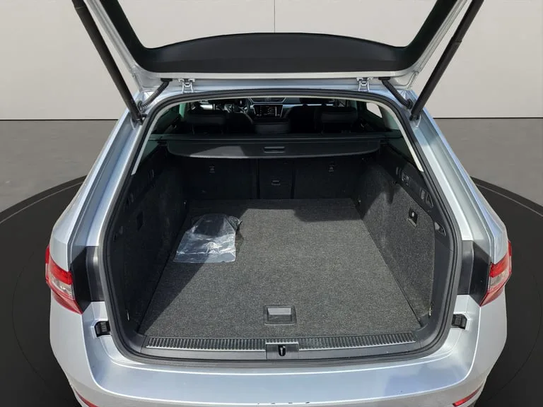 Škoda Superb Combi 2022: fotografija 22