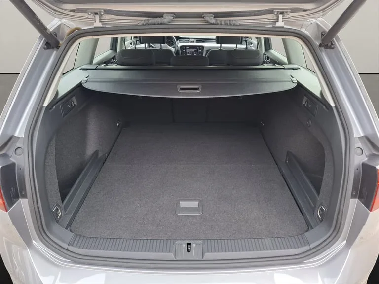 Volkswagen Passat Variant 2021: fotografija 22