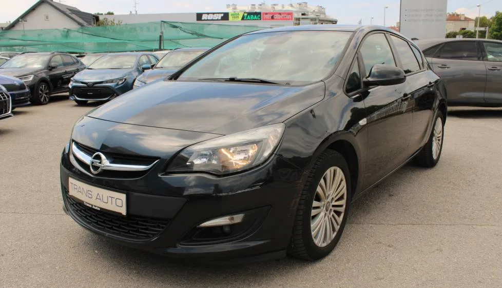 Opel Astra 2014 – fotografija 1