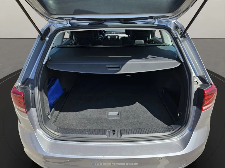 Volkswagen Passat Variant 2022: fotografija 23