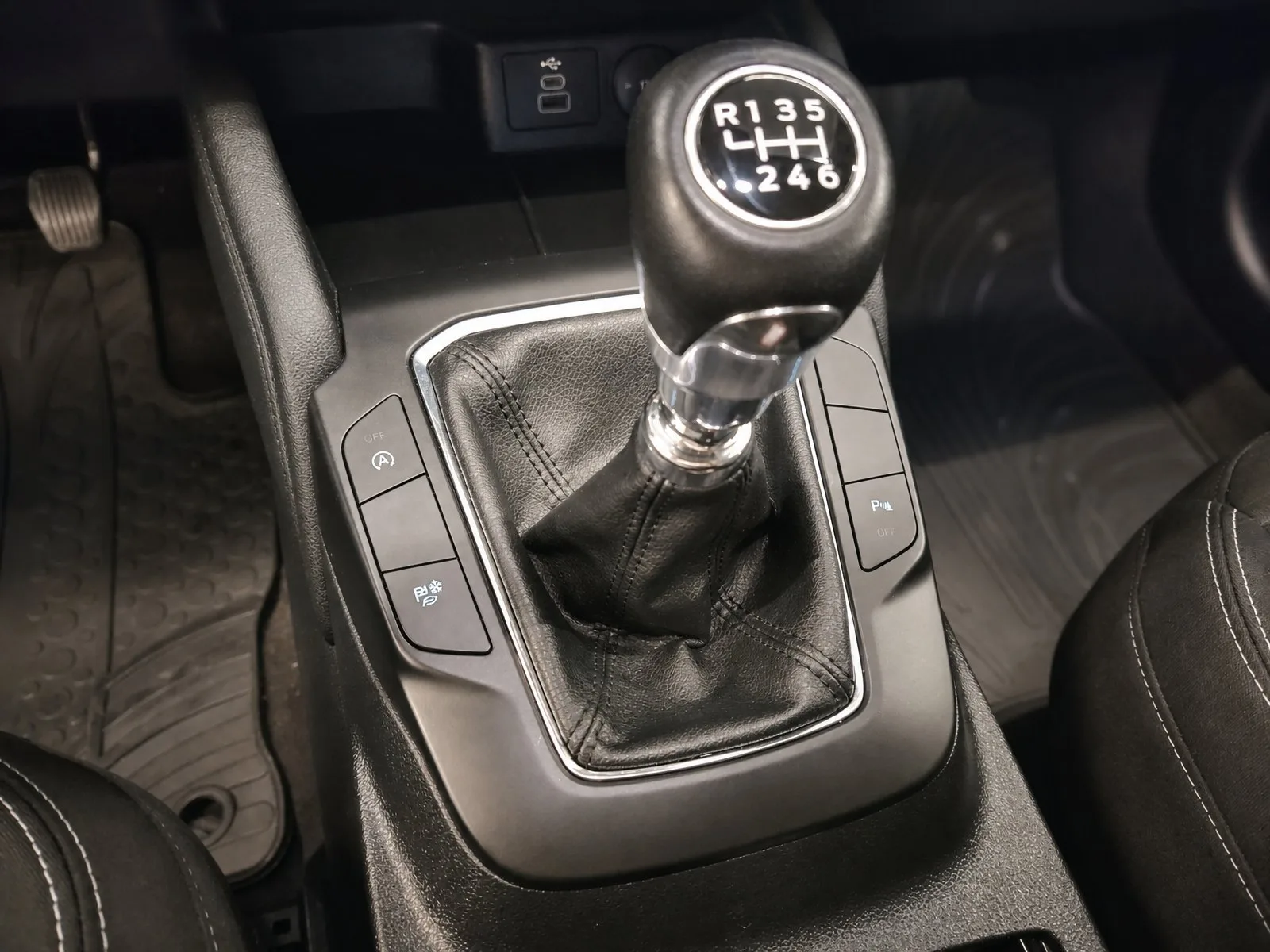 Ford Kuga 2023: fotografija 27