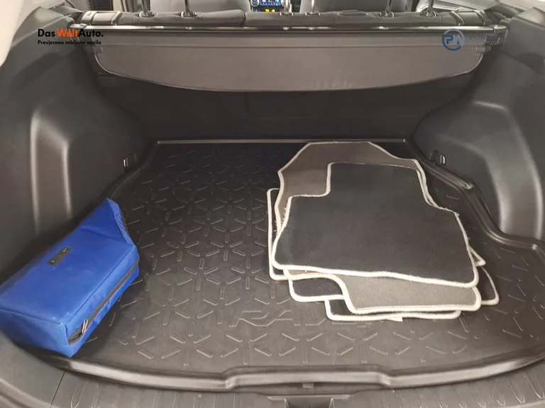 Toyota Rav4 2022: fotografija 17