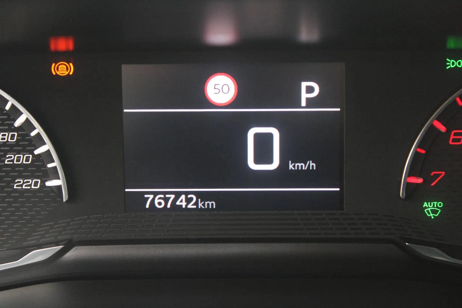 Peugeot 2008 2021: fotografija 21