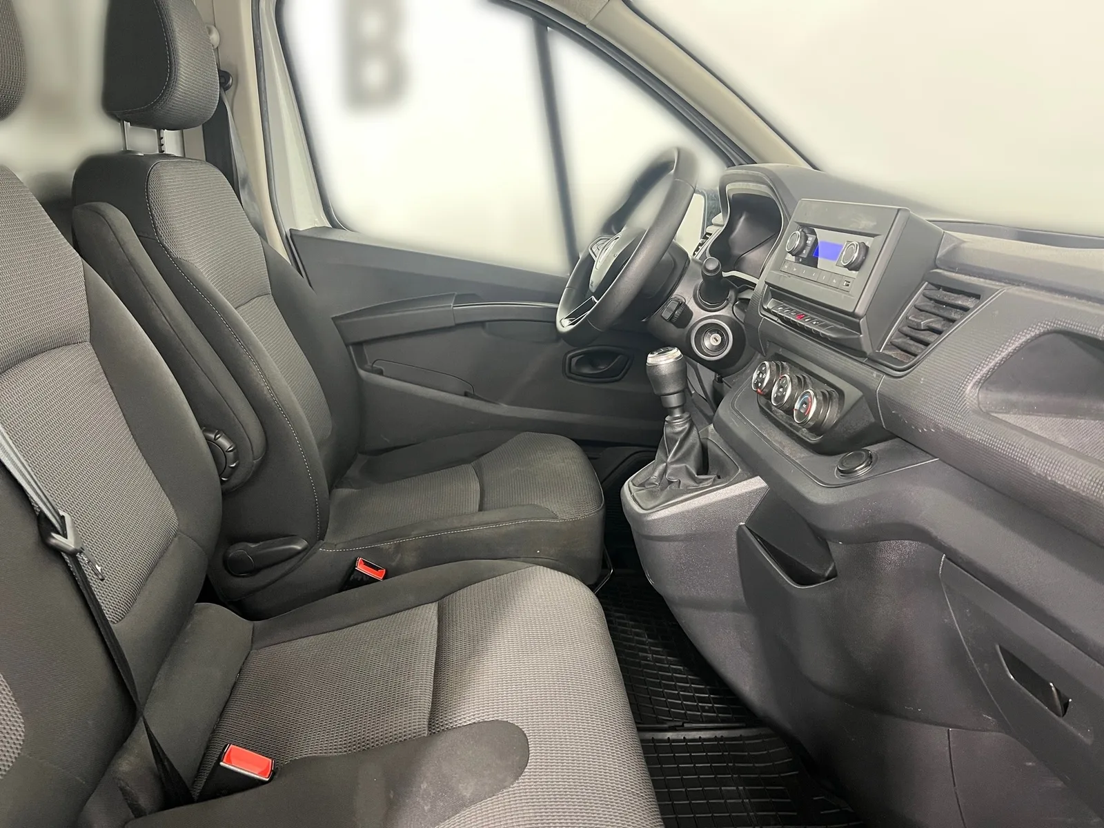 Renault Trafic 2022 – fotografija 15