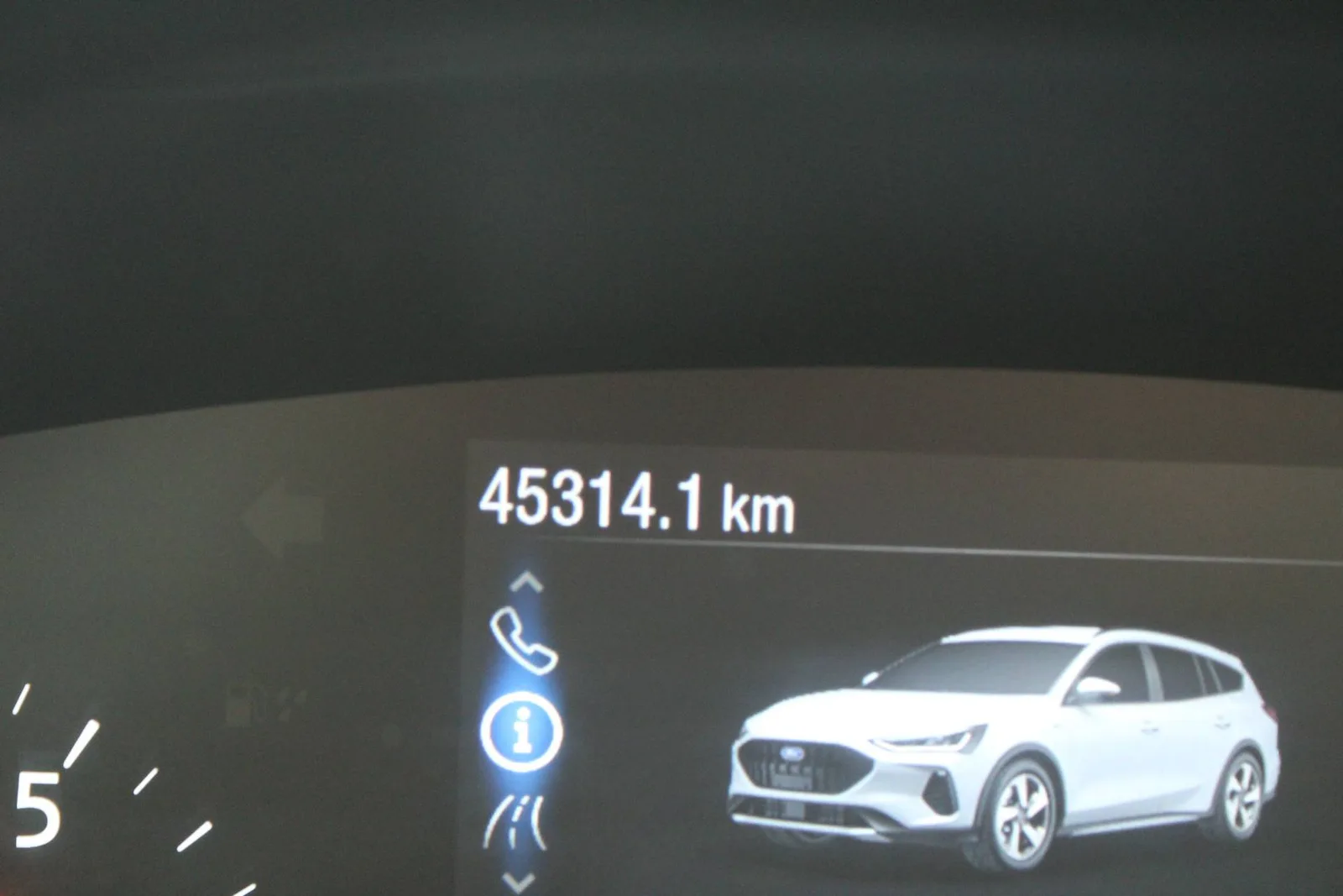 Ford Focus 2022: fotografija 22