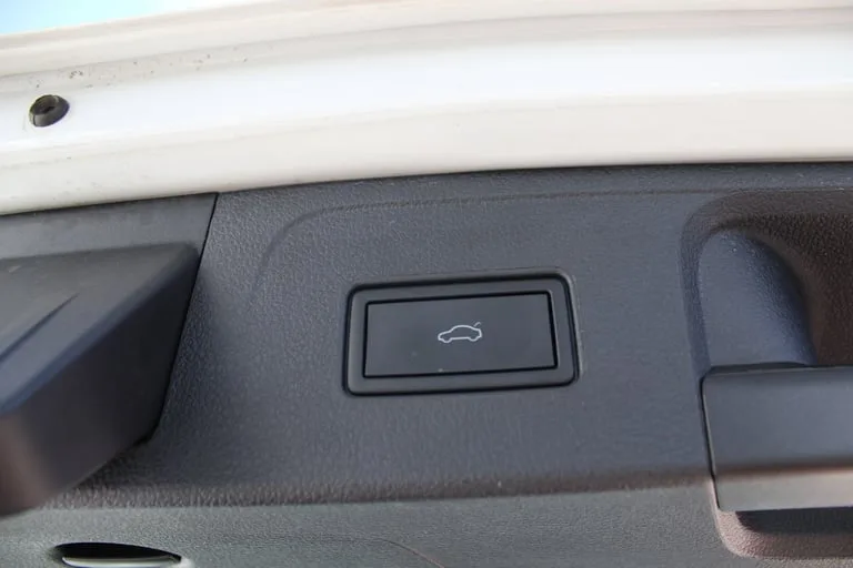 Volkswagen Passat Variant 2022: fotografija 16