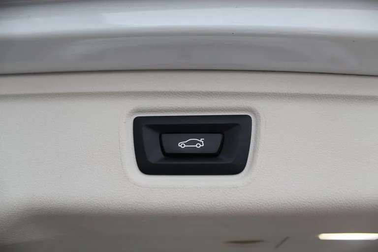 BMW Serija 3 2022: fotografija 17