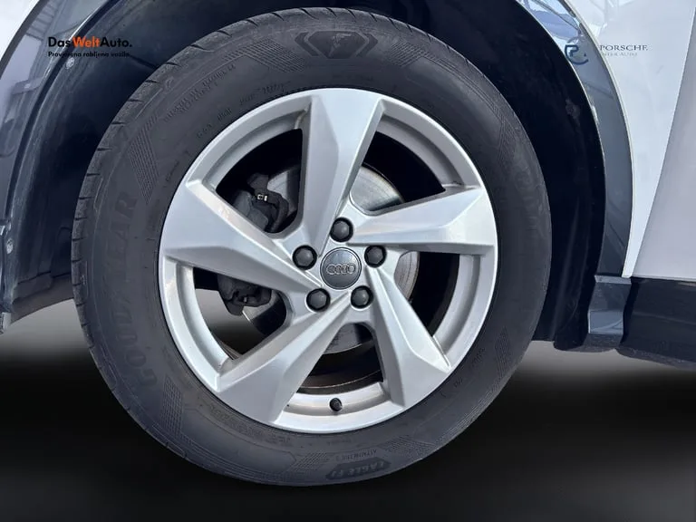 Audi Q3 2019: fotografija 28