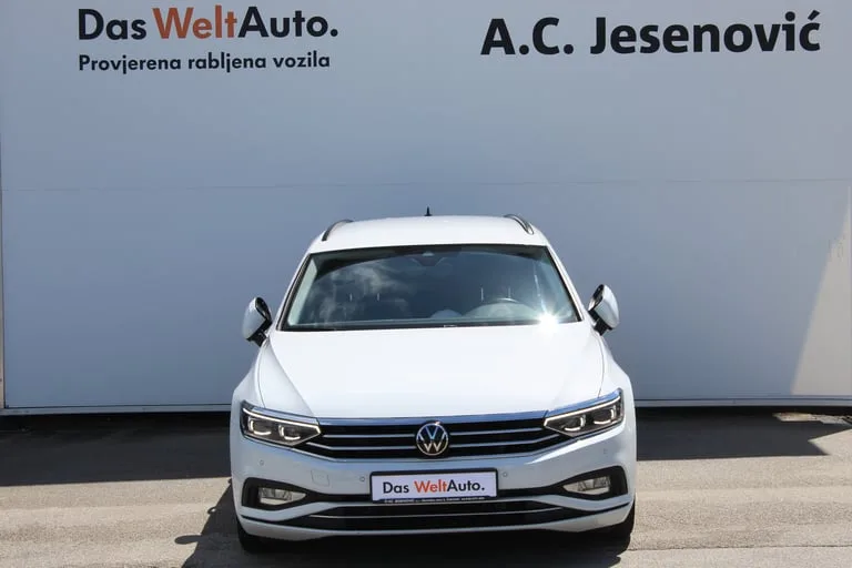 Volkswagen Passat Variant 2023: fotografija 2