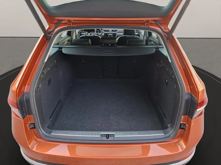 Škoda Superb Combi 2023: fotografija 23