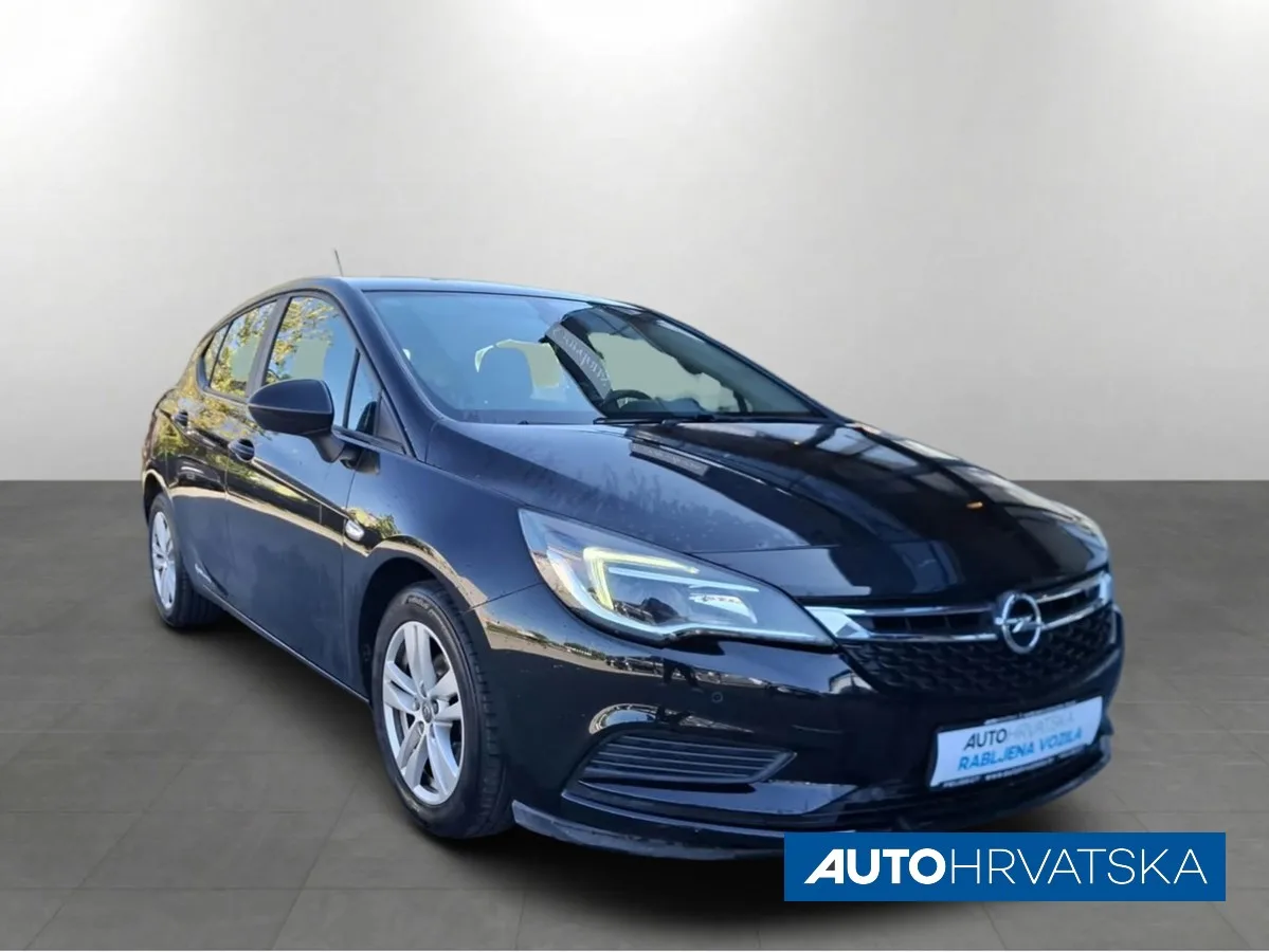 Opel Astra 2018 – fotografija 2