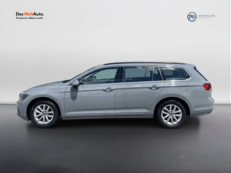 Volkswagen Passat Variant 2022: fotografija 2