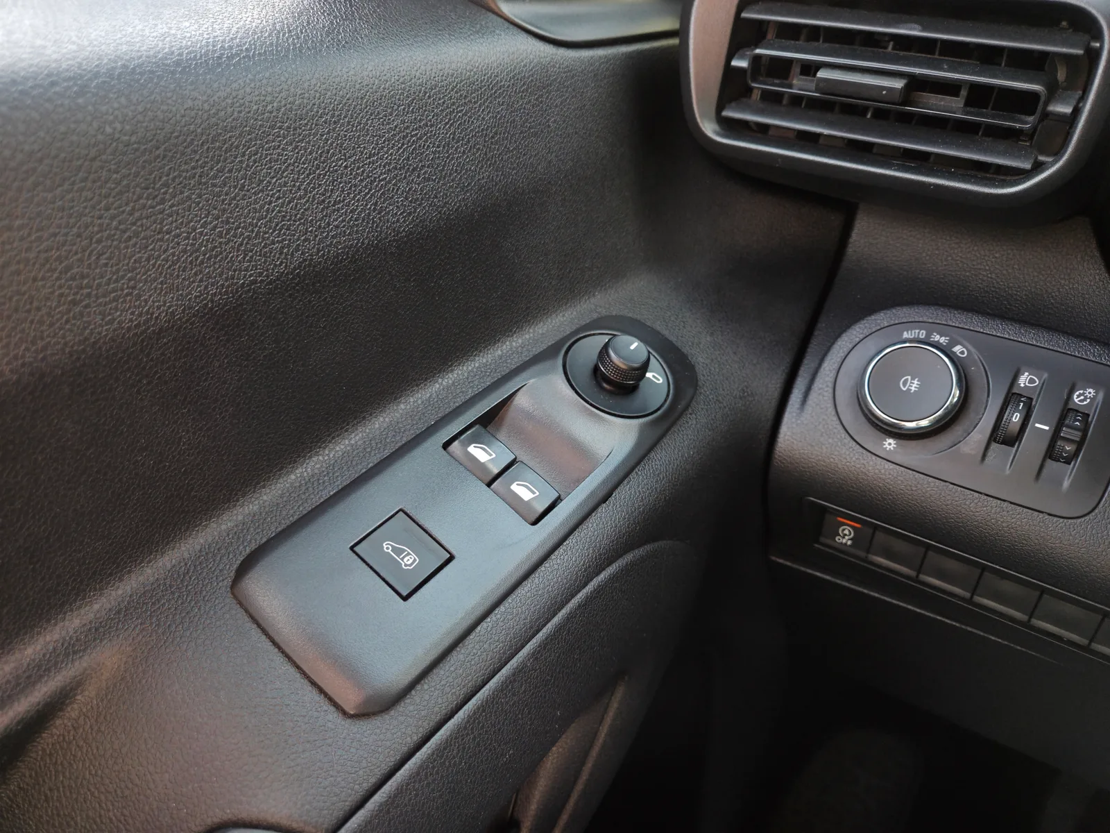 Opel Combo 2020 – fotografija 13