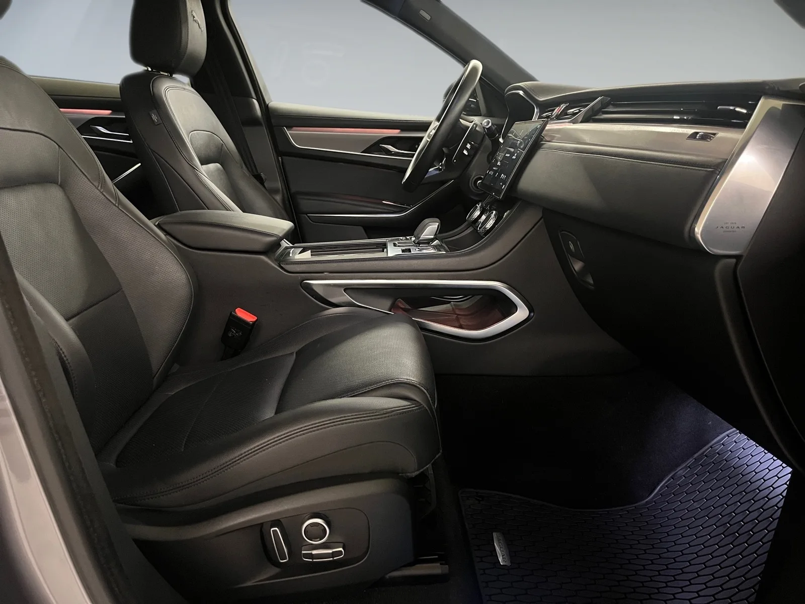 Jaguar F-PACE 2023: fotografija 10