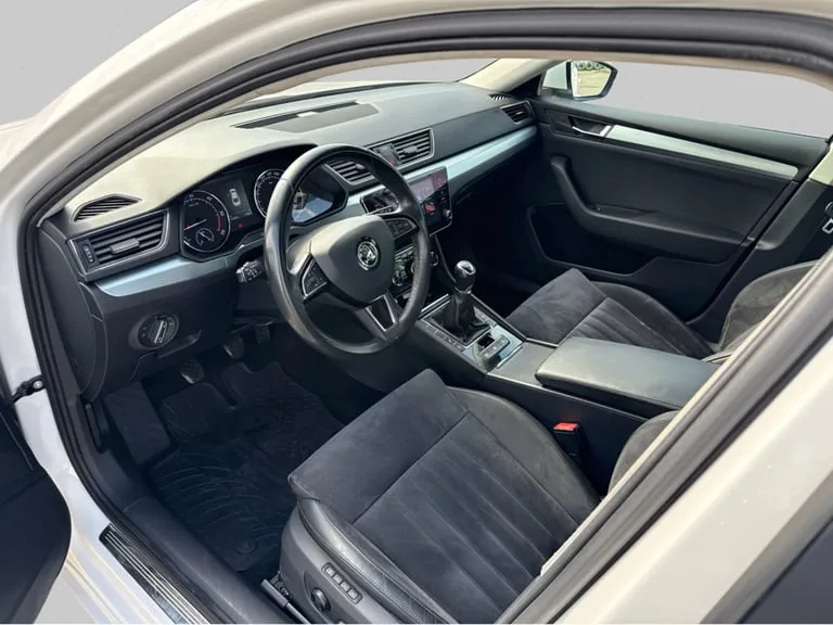 Škoda Superb 2019: fotografija 11