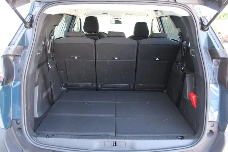 Peugeot 5008 2022: fotografija 18