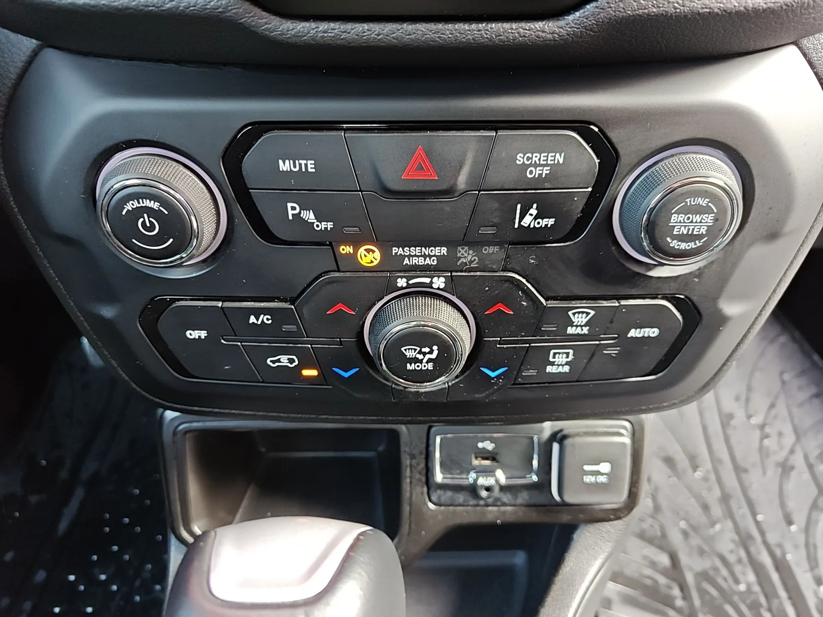 Jeep Renegade 2024: fotografija 24