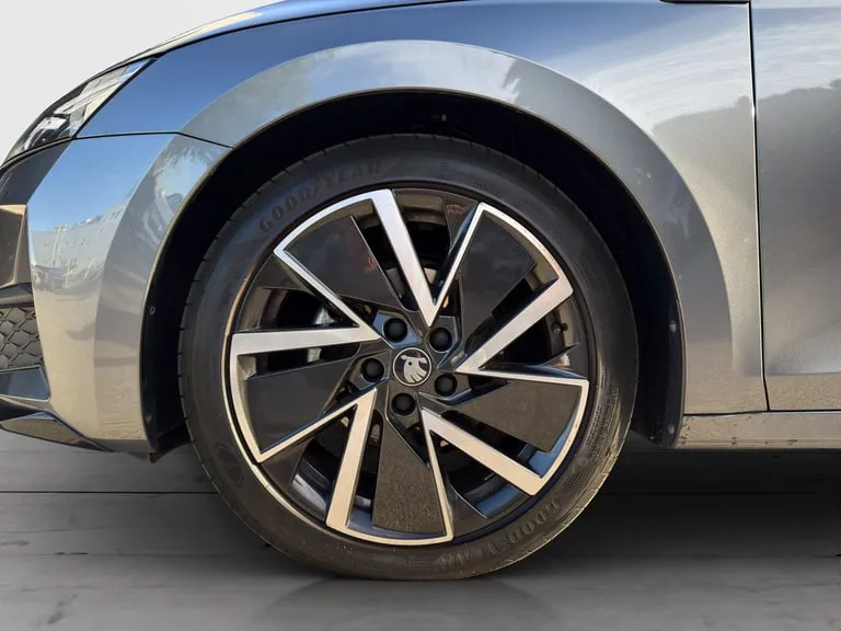 Škoda Octavia Combi 2026: fotografija 16