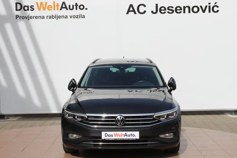 Volkswagen Passat Variant 2022: fotografija 2