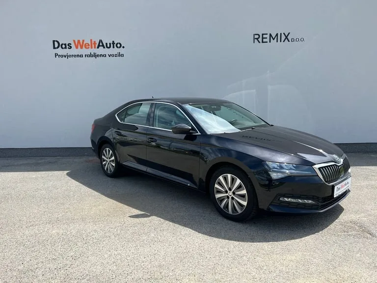 Škoda Superb 2023: fotografija 2