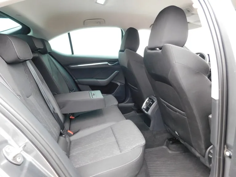 Škoda Octavia 2023: fotografija 11
