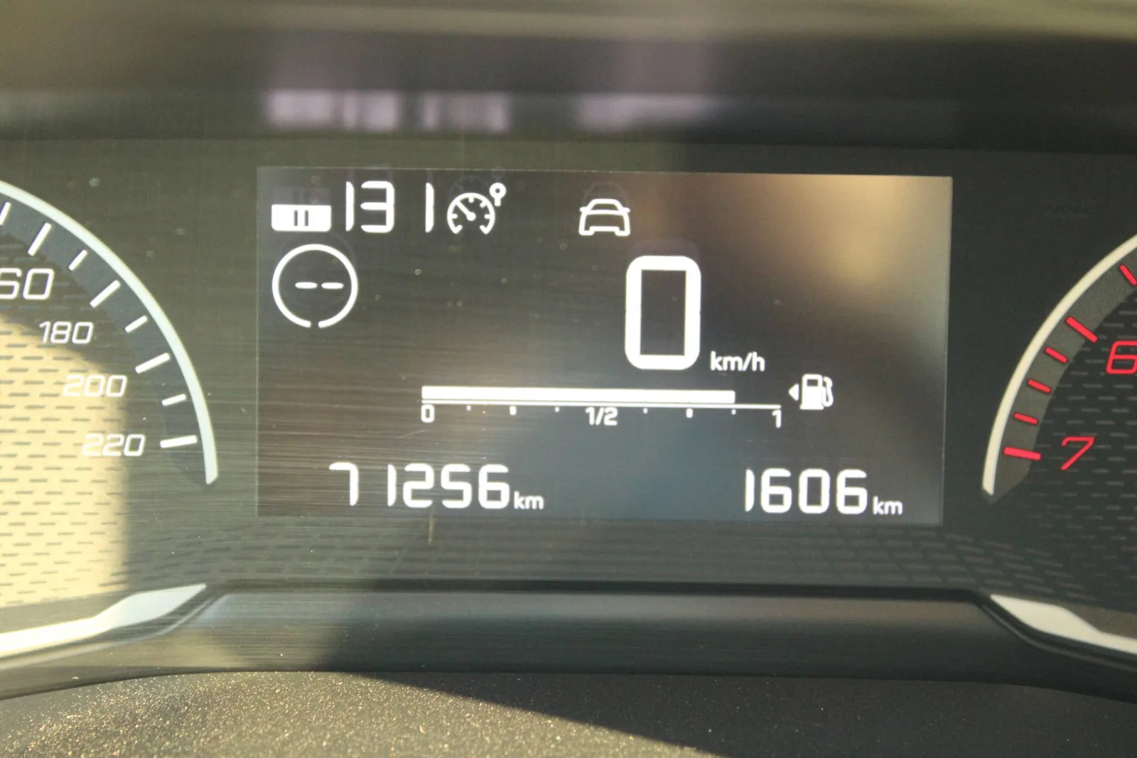 Peugeot 208 2023: fotografija 18