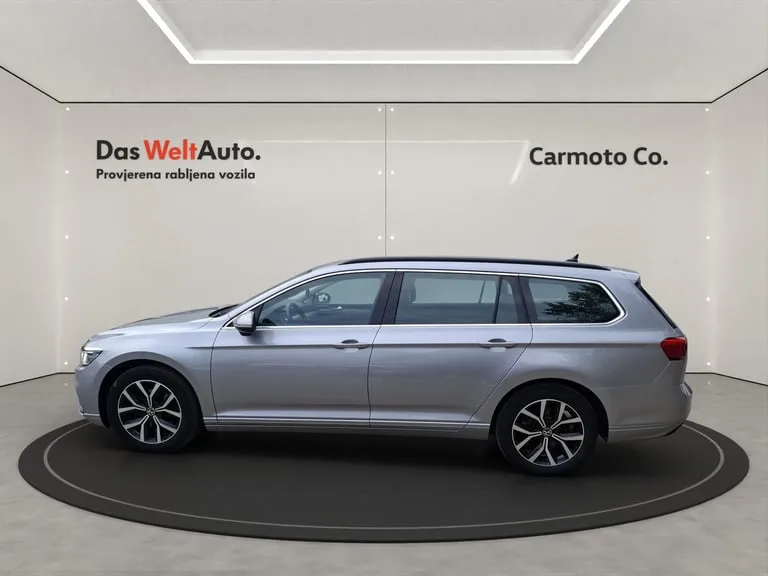 Volkswagen Passat Variant 2021: fotografija 2
