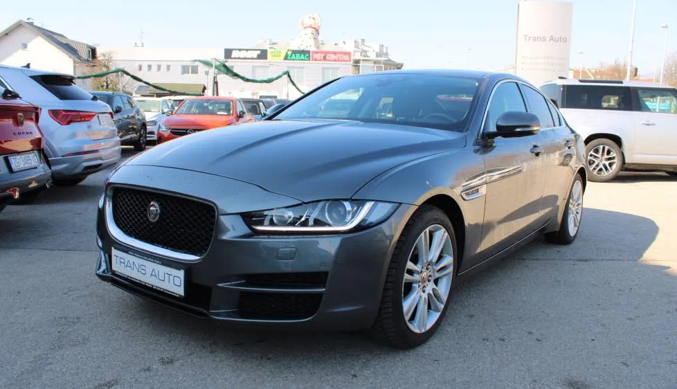 Jaguar Xe 2017: fotografija 1