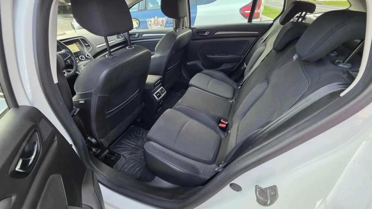 Renault Megane Grandtour 2023: fotografija 14