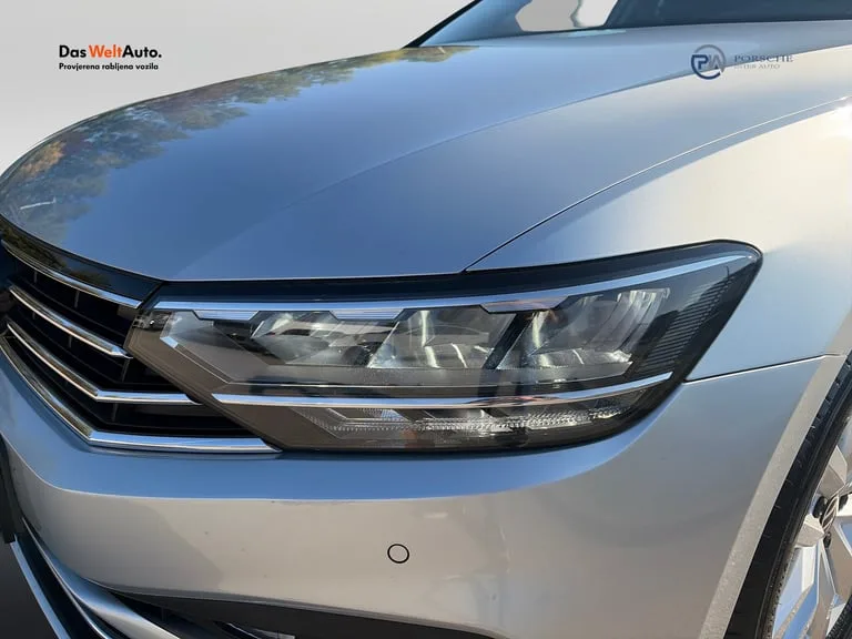 Volkswagen Passat Variant 2021: fotografija 22