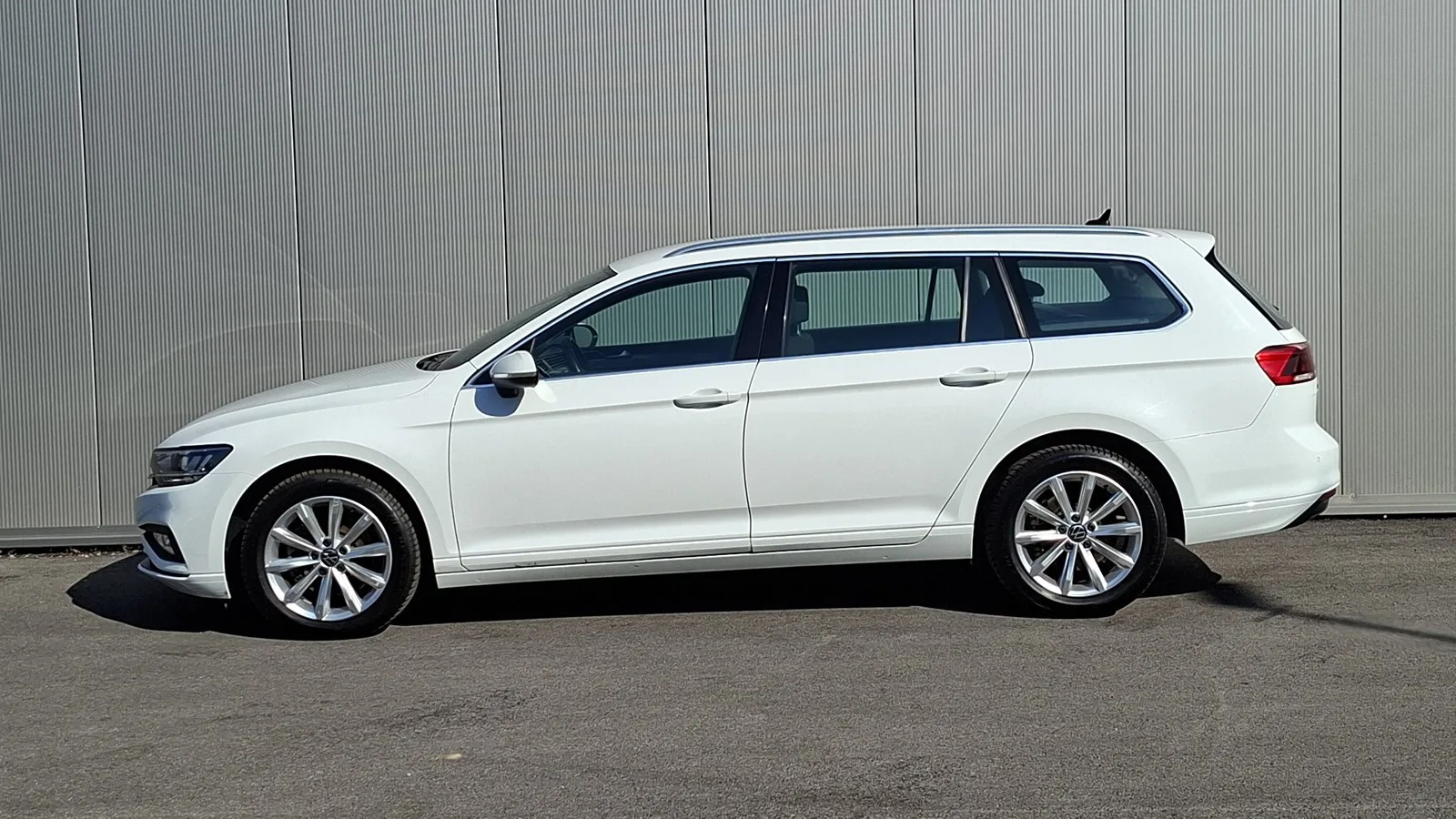 Volkswagen Passat Variant 2021: fotografija 2