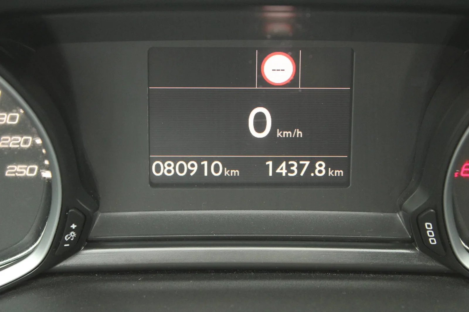 Peugeot 308 2020: fotografija 24