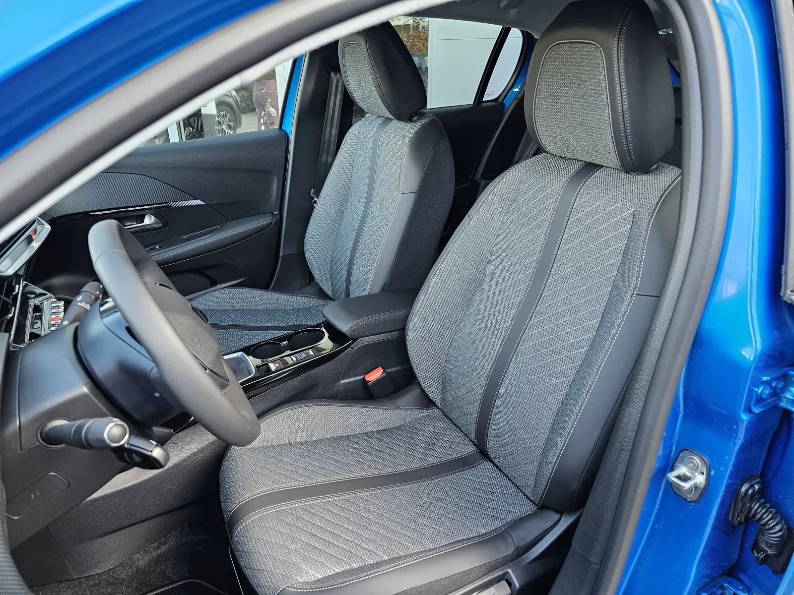 Peugeot 208 2024: fotografija 17