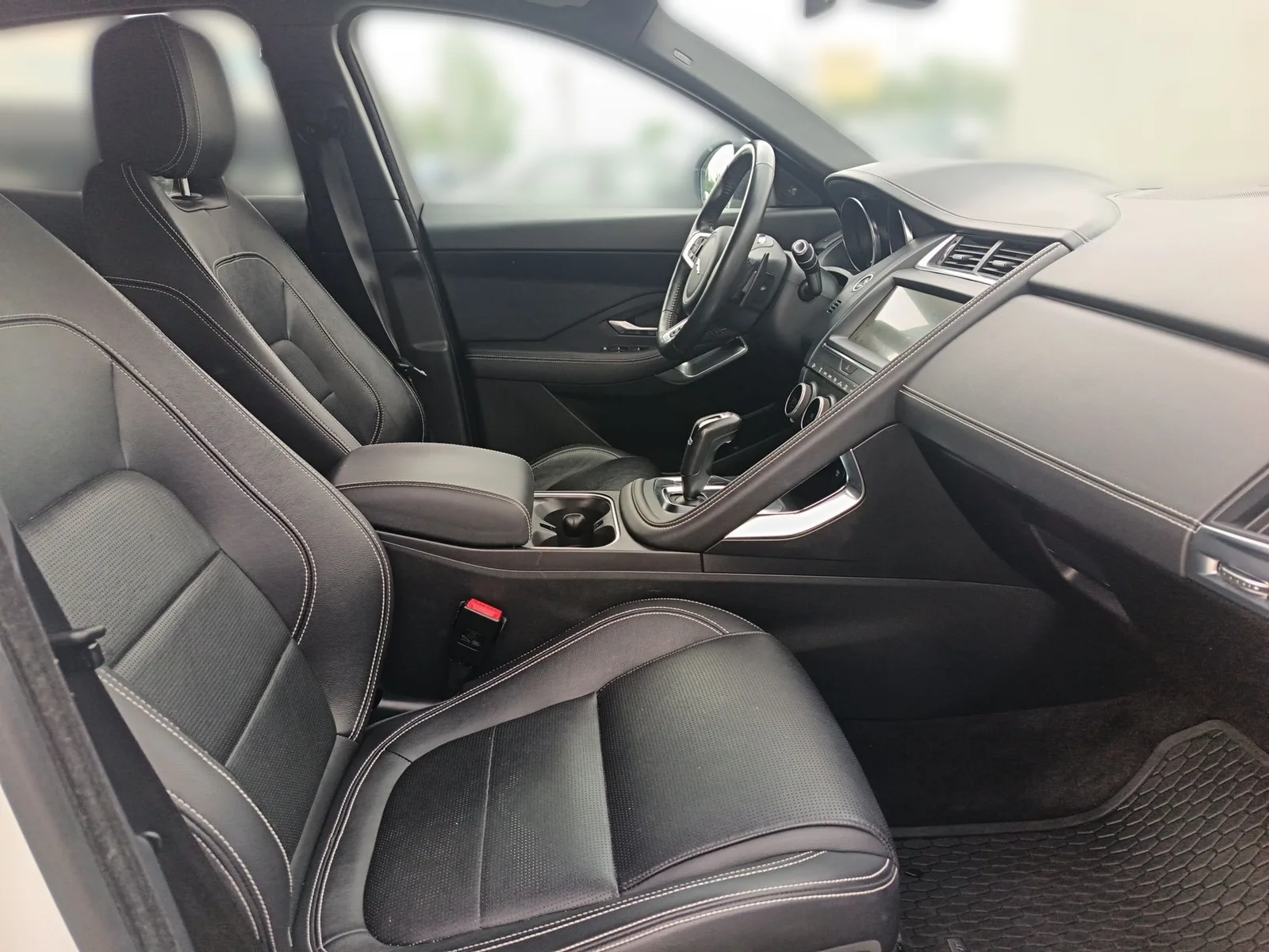 Jaguar E-PACE 2020: fotografija 24