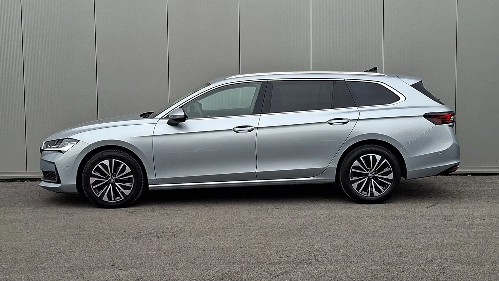 Škoda Superb 2025 – fotografija 2