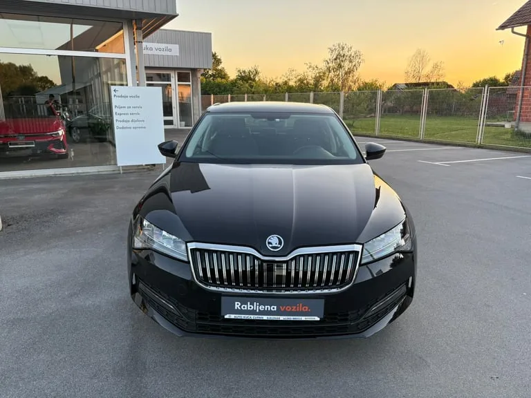 Škoda Superb 2021: fotografija 2