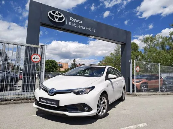 Toyota Auris 2017 – fotografija 1