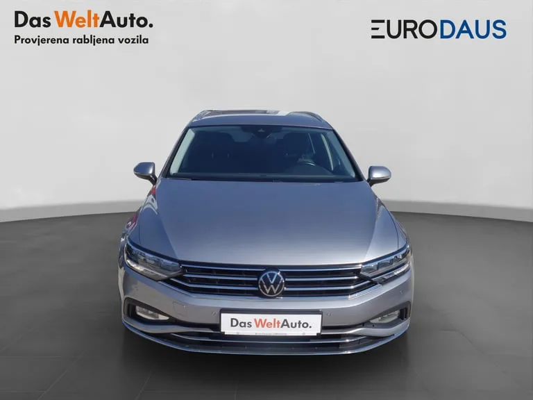 Volkswagen Passat Variant 2023: fotografija 2
