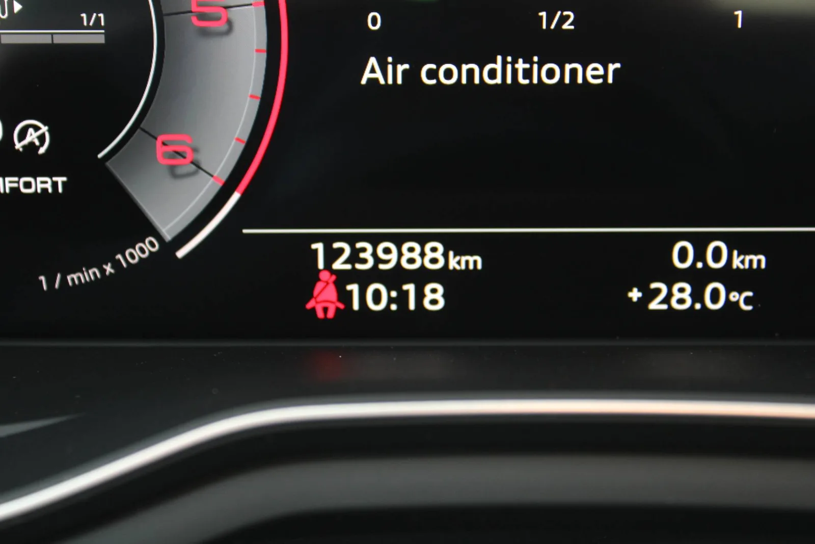 Audi A4 2022: fotografija 23