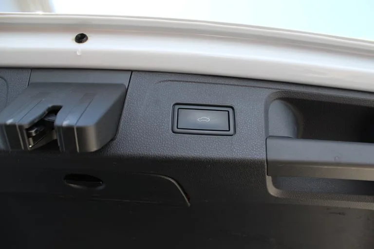 Volkswagen Passat Variant 2023: fotografija 17