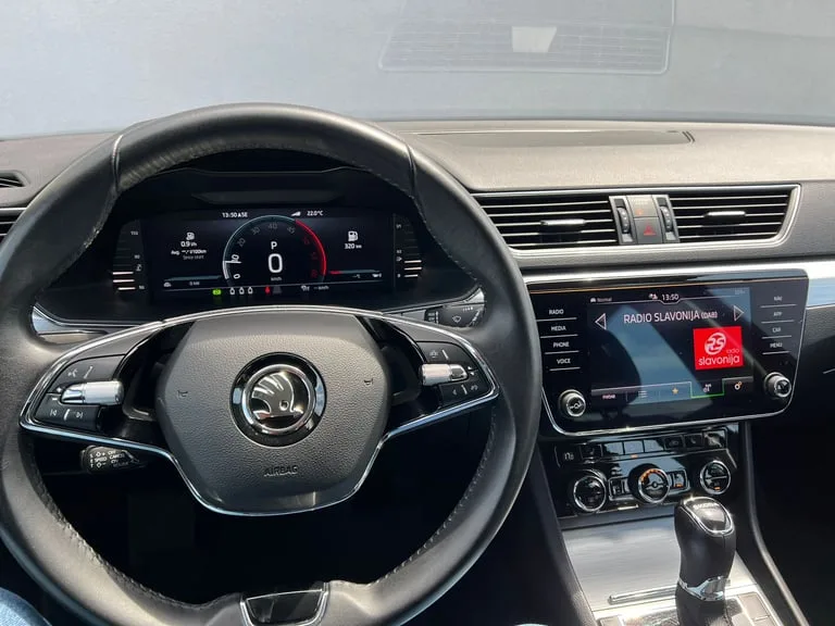 Škoda Superb 2023: fotografija 15