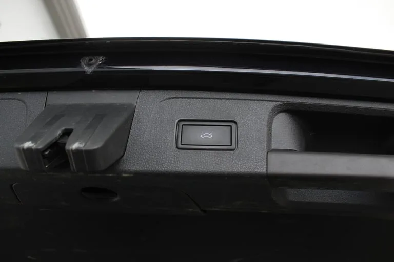 Volkswagen Passat Variant 2021: fotografija 17
