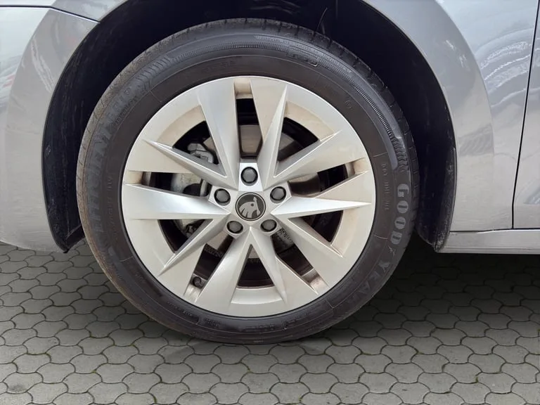Škoda Octavia 2025: fotografija 17