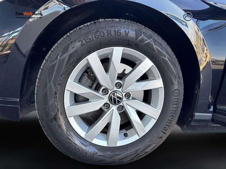 Volkswagen Passat Variant 2022: fotografija 27