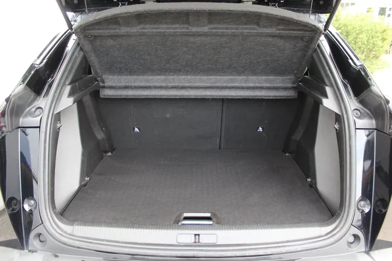 Peugeot 2008 2021: fotografija 16