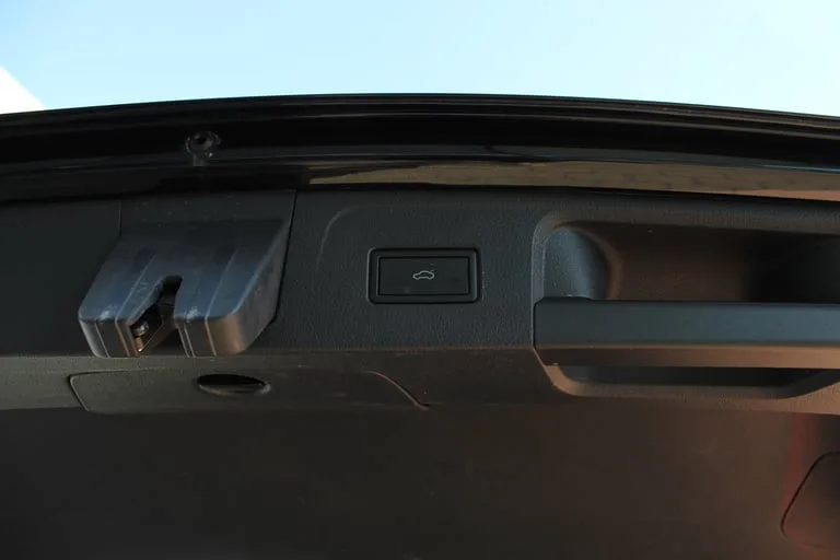 Volkswagen Passat Variant 2021: fotografija 16