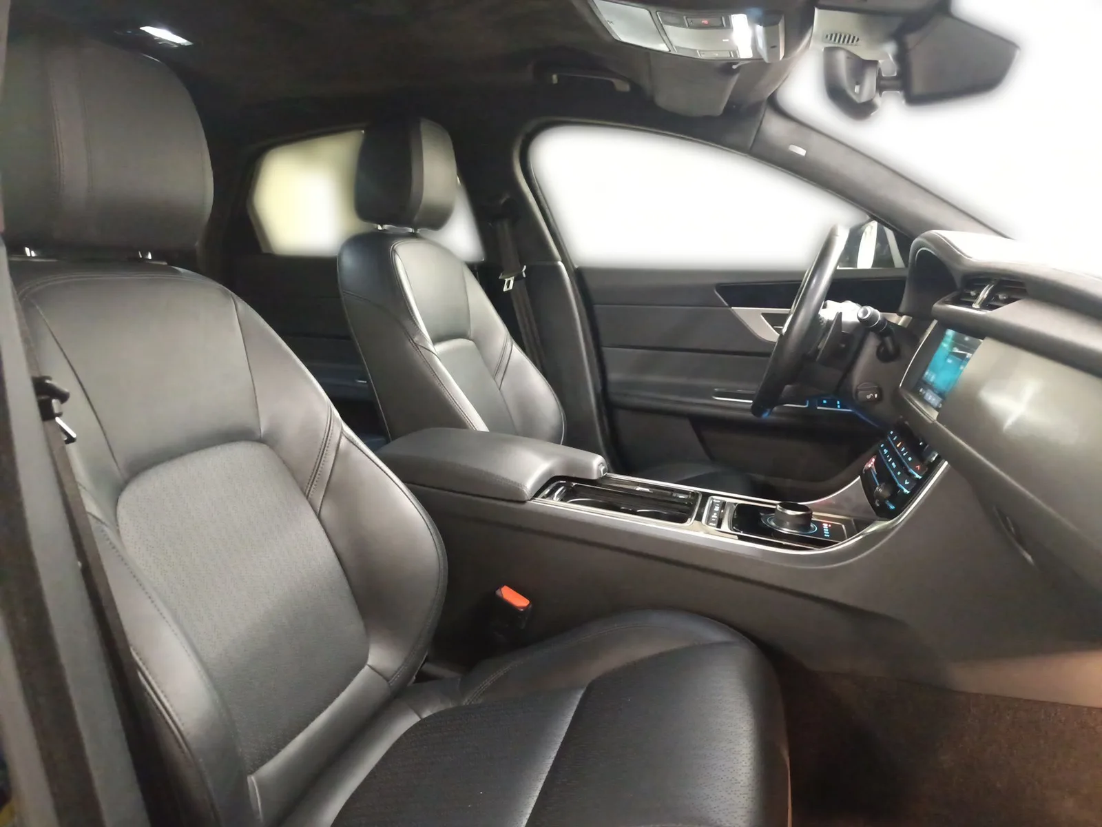 Jaguar XF 2021: fotografija 20