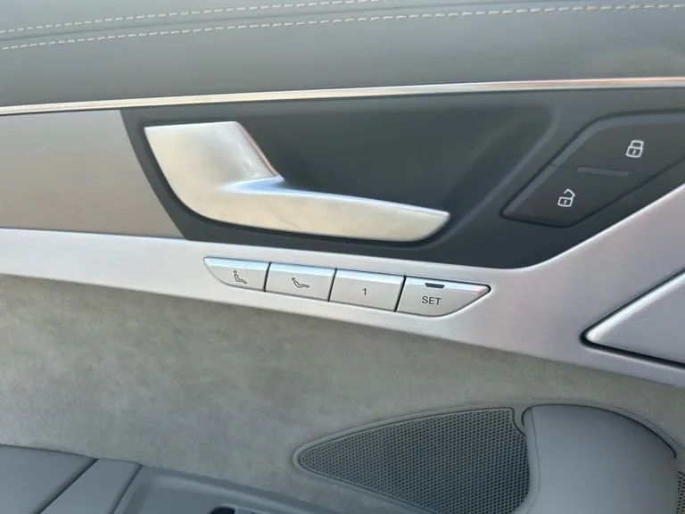 Audi S8 2016: fotografija 15