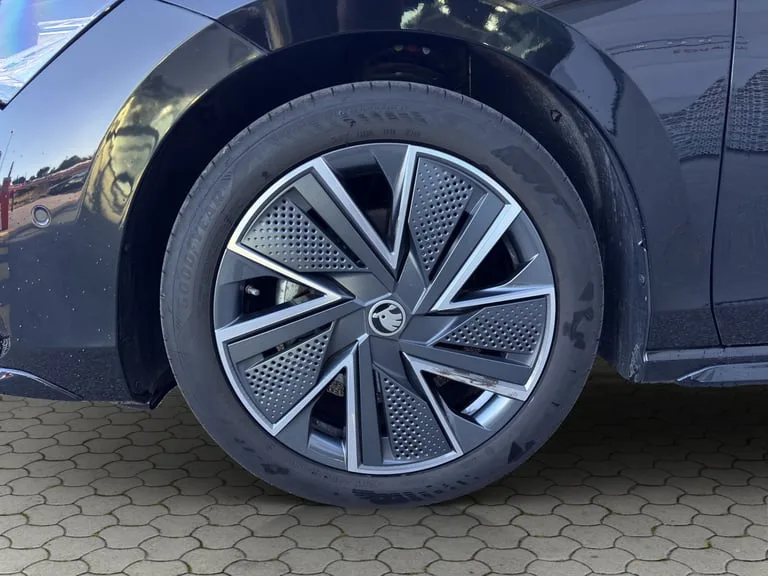Škoda Superb 2025: fotografija 20