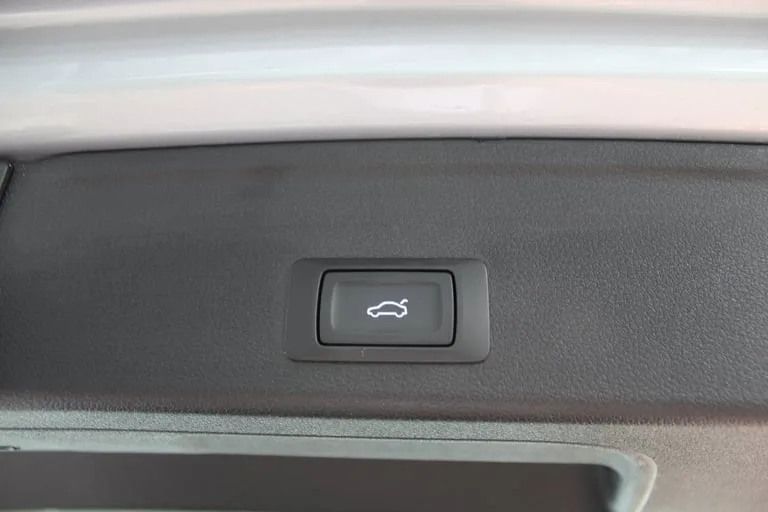 Audi A4 Avant 2022: fotografija 16